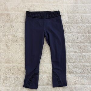 Lululemon athletica deep purple crop Leggings size 6